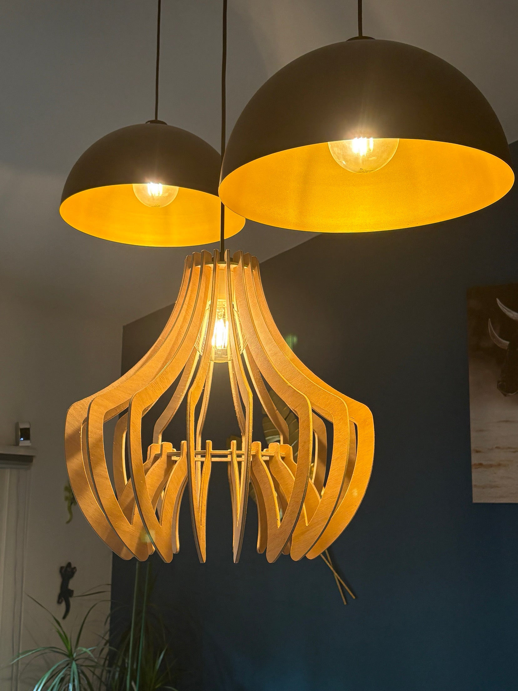 Abat-jour suspension en bois design fabriqué artisanalement en France, en contreplaqué d’okoumé avec ampoule LED 