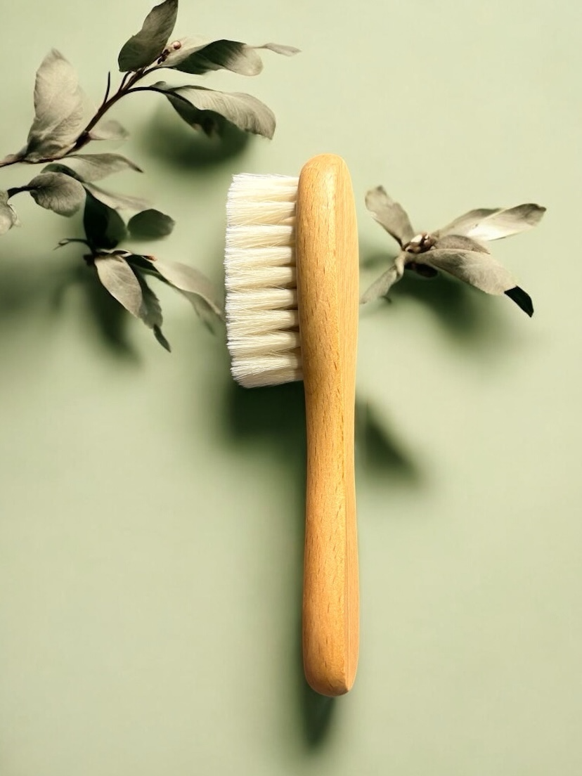 Brosse bébé en bois personnalisable avec prénom, poils doux et sécurité maximale, parfaite comme cadeau naissance ou baptême.