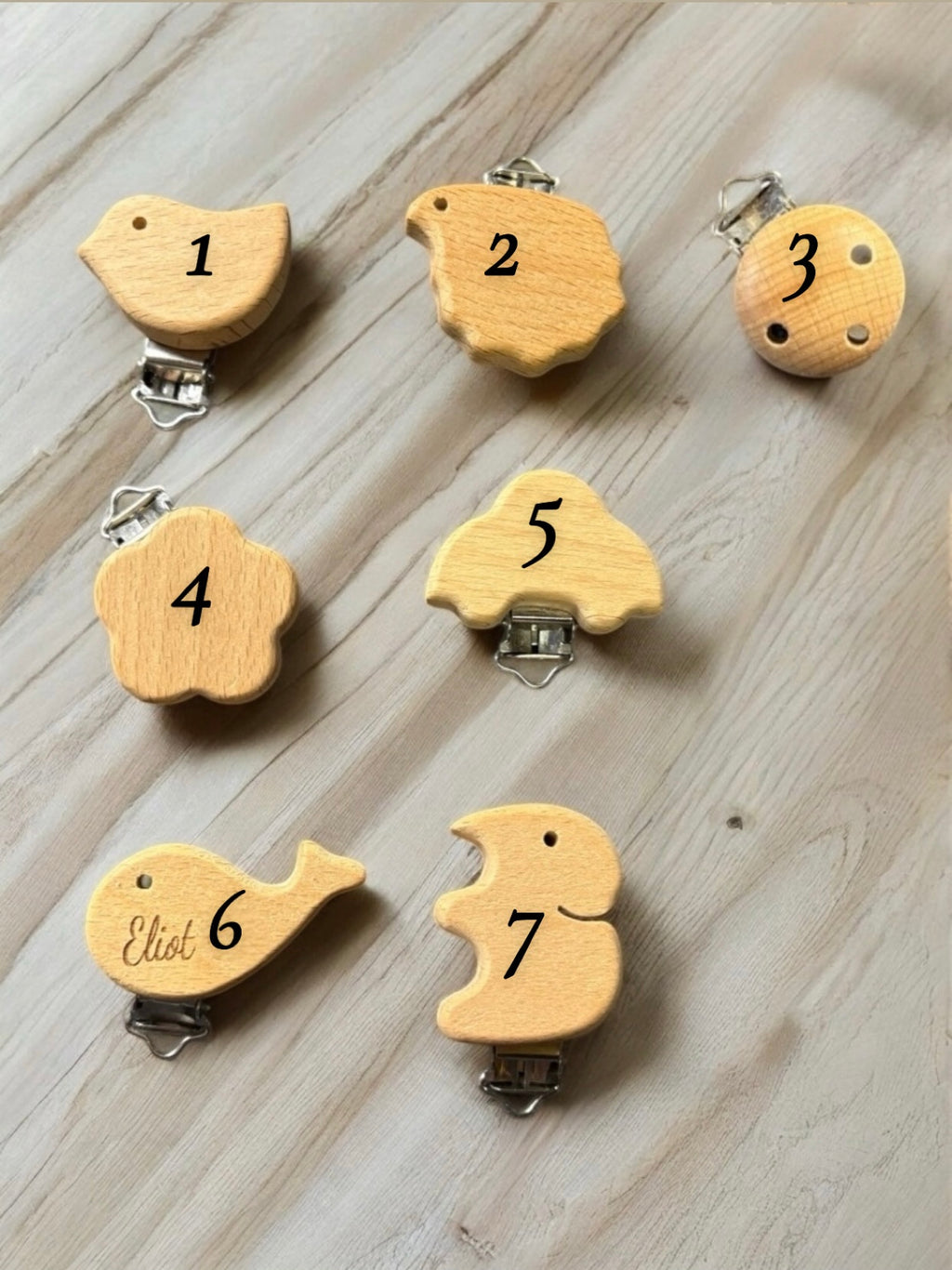 Attache en bois personnalisable avec prénom, accessoire élégant et sûr pour bébé.