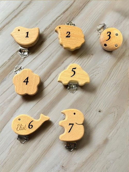 Attache en bois personnalisable avec prénom, accessoire élégant et sûr pour bébé.