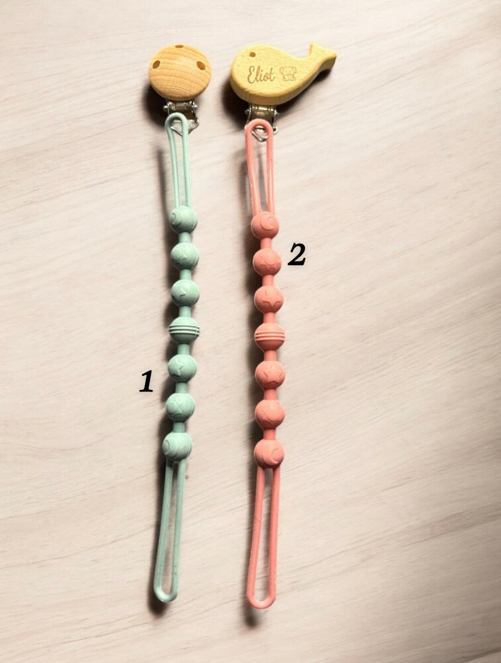 Attache-tétine personnalisable en bois et silicone, parfait comme cadeau de naissance ou baptême.