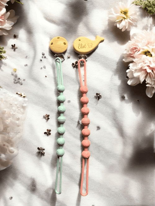 Attache-tétine personnalisable en bois et silicone, accessoire pratique et sécurisé pour bébé, idéal comme cadeau naissance.
