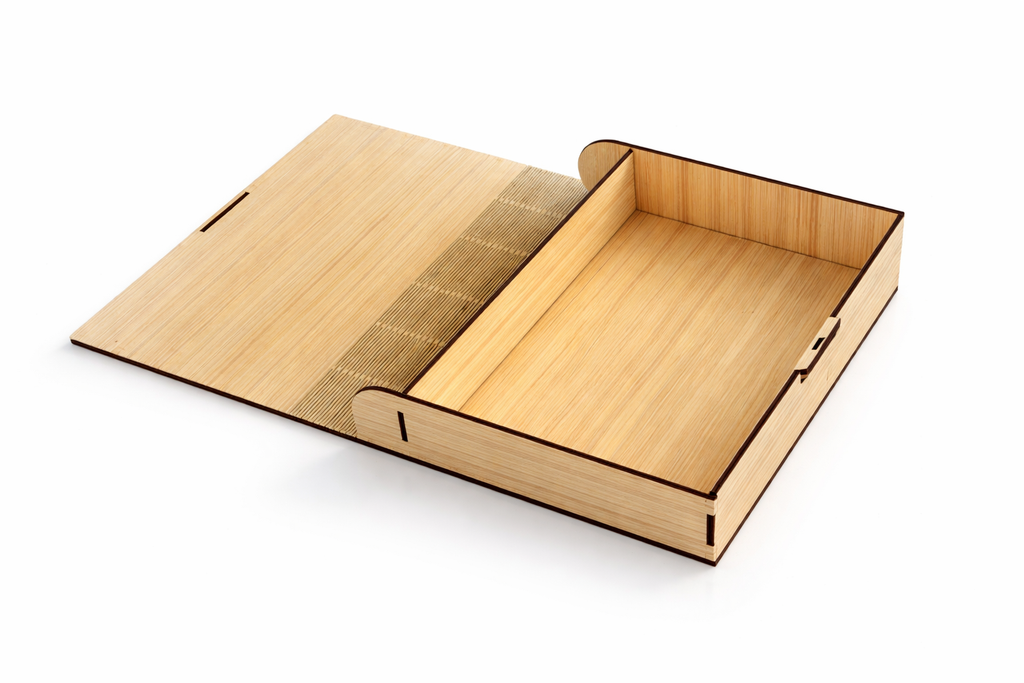 Boîte personnalisable en bois clair, fermée, avec fermoir décoratif en forme de cœur.