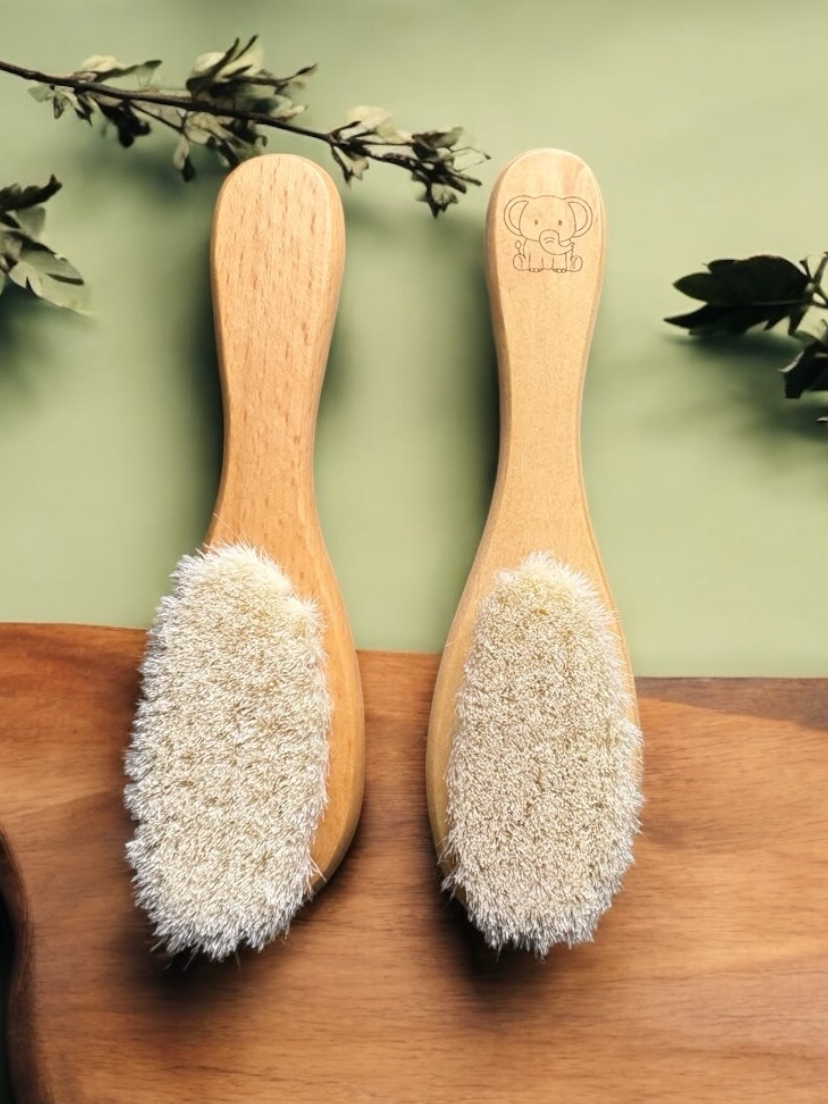Brosse artisanale pour bébé en bois, personnalisable, accessoire élégant et pratique pour soin des cheveux et cadeau original.