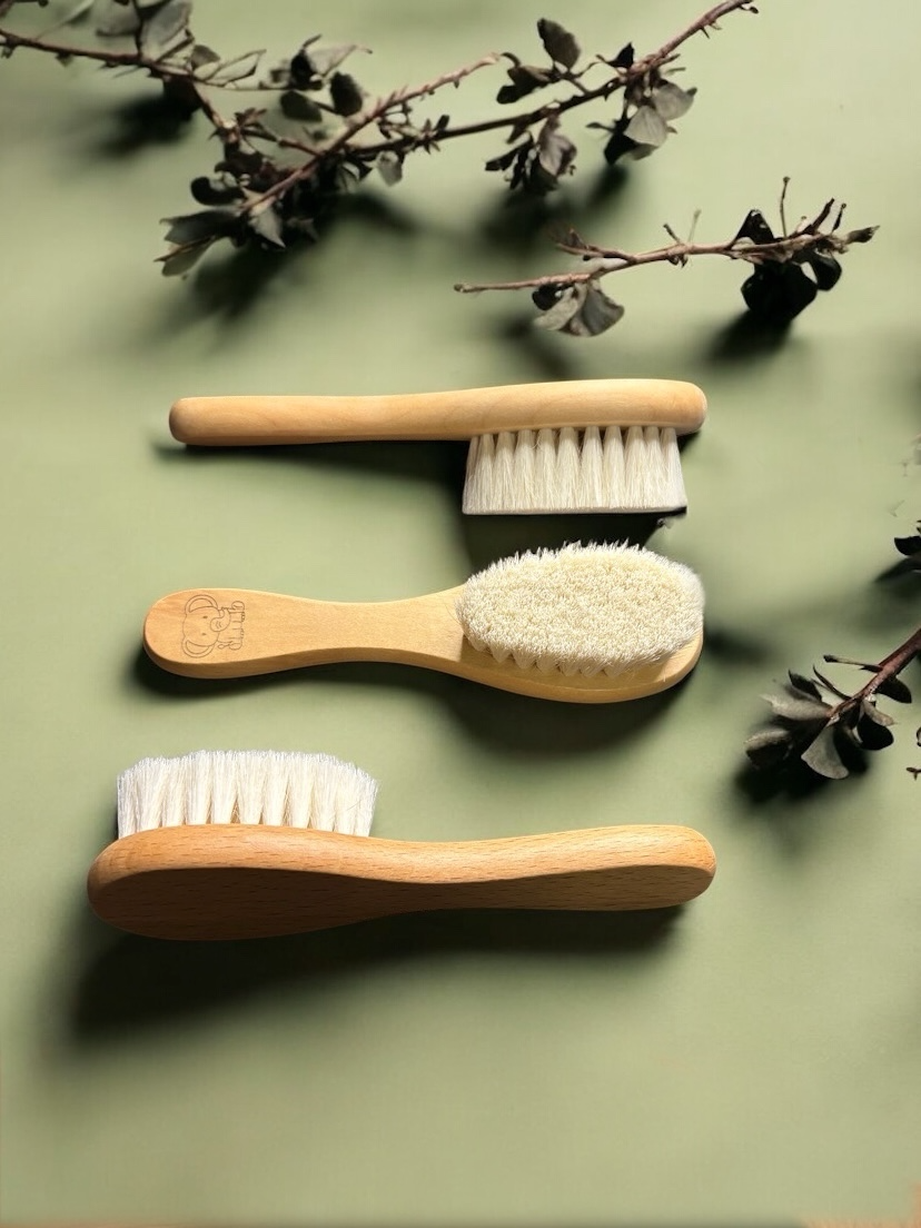 Brosse pour bébé en bois personnalisable, poils doux, accessoire sûr et pratique pour le soin quotidien des cheveux de bébé.