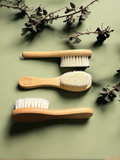 Brosse pour bébé en bois personnalisable, poils doux, accessoire sûr et pratique pour le soin quotidien des cheveux de bébé.