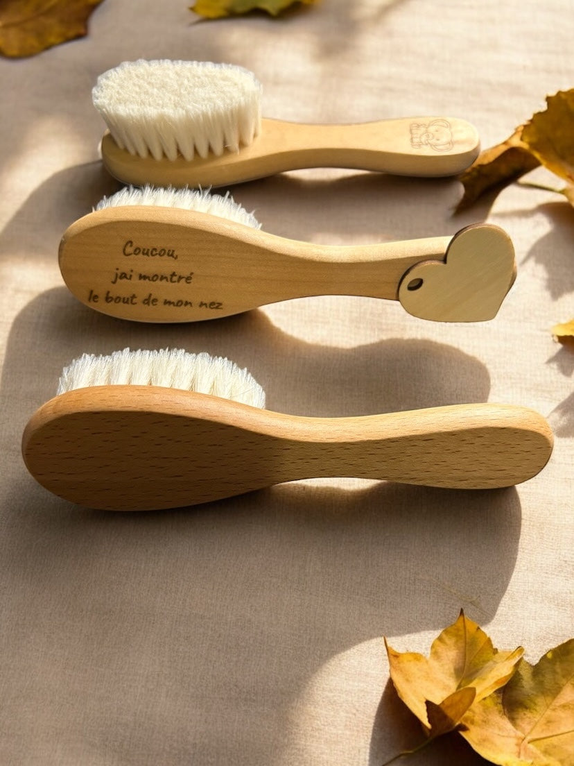 Brosse bébé en bois naturel, personnalisable avec prénom, idéale pour cadeau naissance ou baptême.
