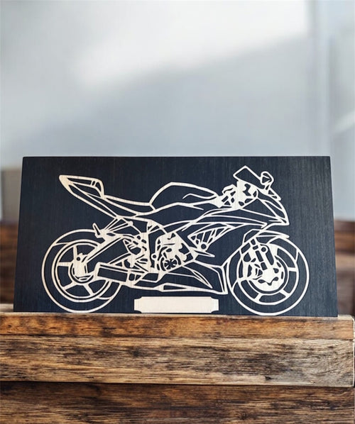 Cadre mural en bois motif moto, fabrication artisanale avec découpe laser, personnalisable pour décoration murale.