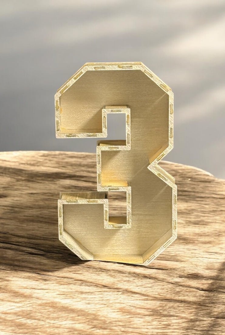 Chiffre décoratif en bois, numéro 3, accessoire décoratif pour anniversaire, mariage ou événement créatif.