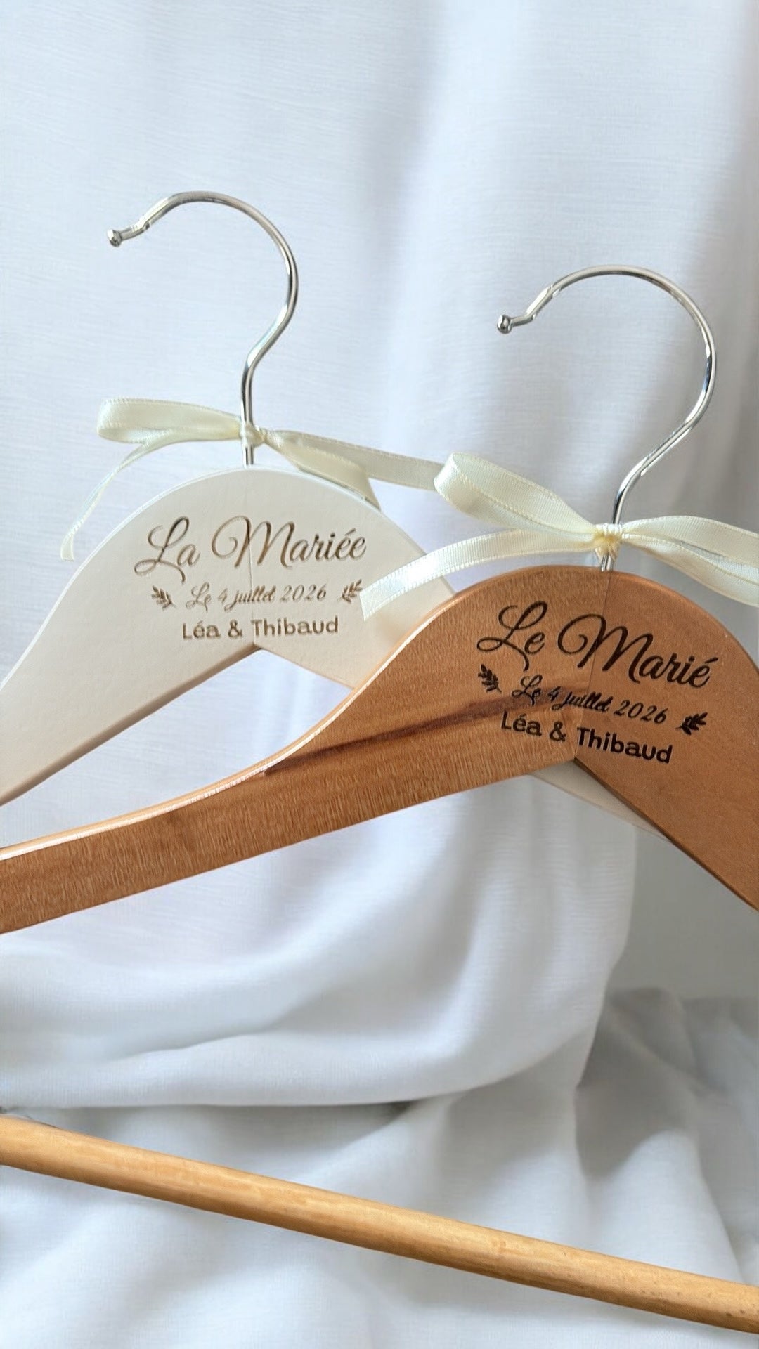 Ensemble de deux cintres en bois personnalisables pour mariage, modèles « Emotion » et « Mariage », accessoires élégants pour tenue des mariés.