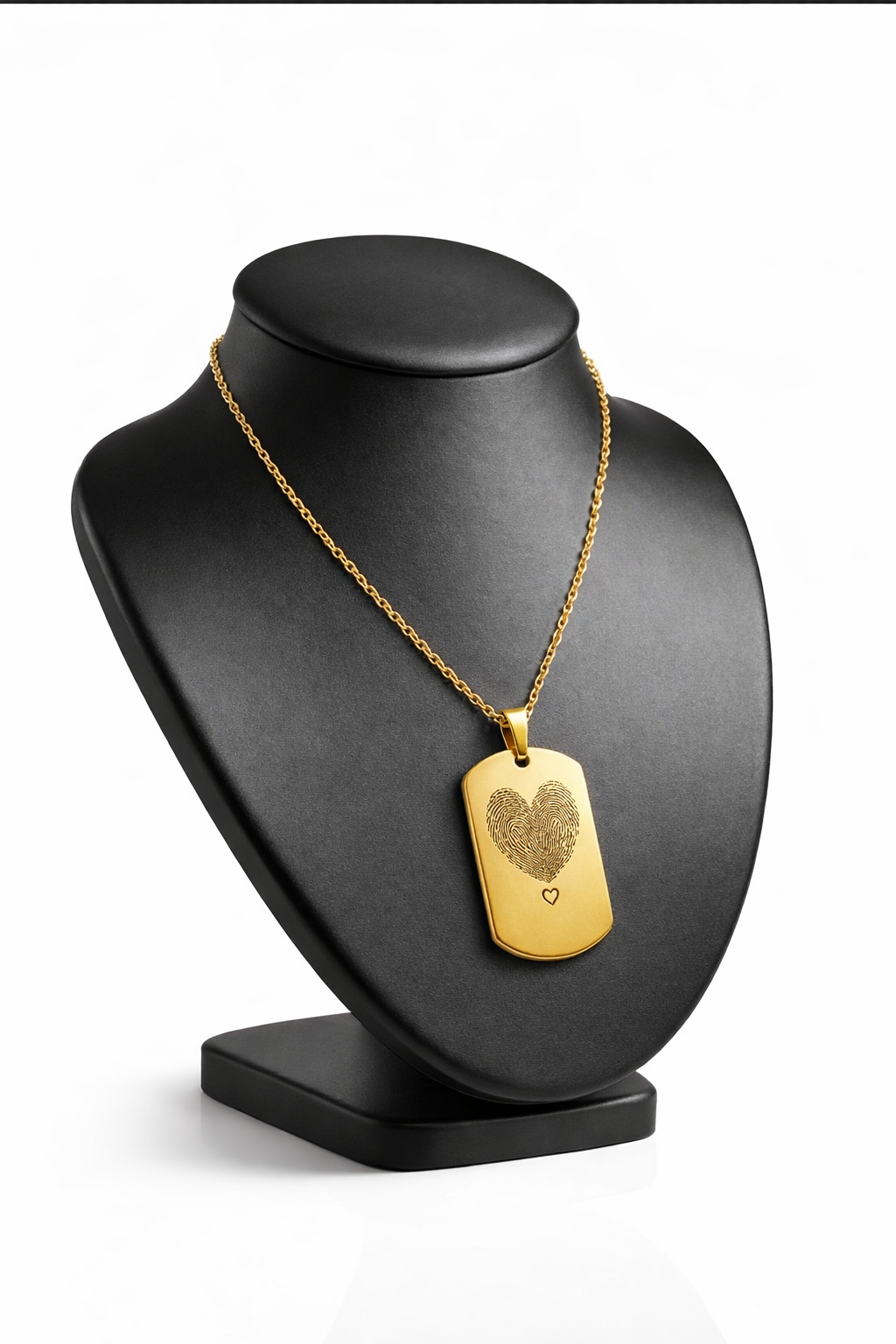 Pendentif doré personnalisable avec prénom et date gravés.