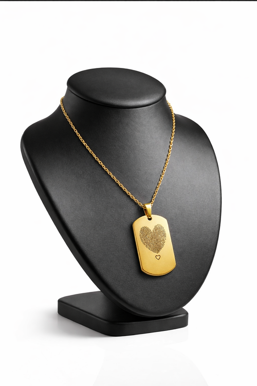 Pendentif doré personnalisable avec prénom et date gravés.