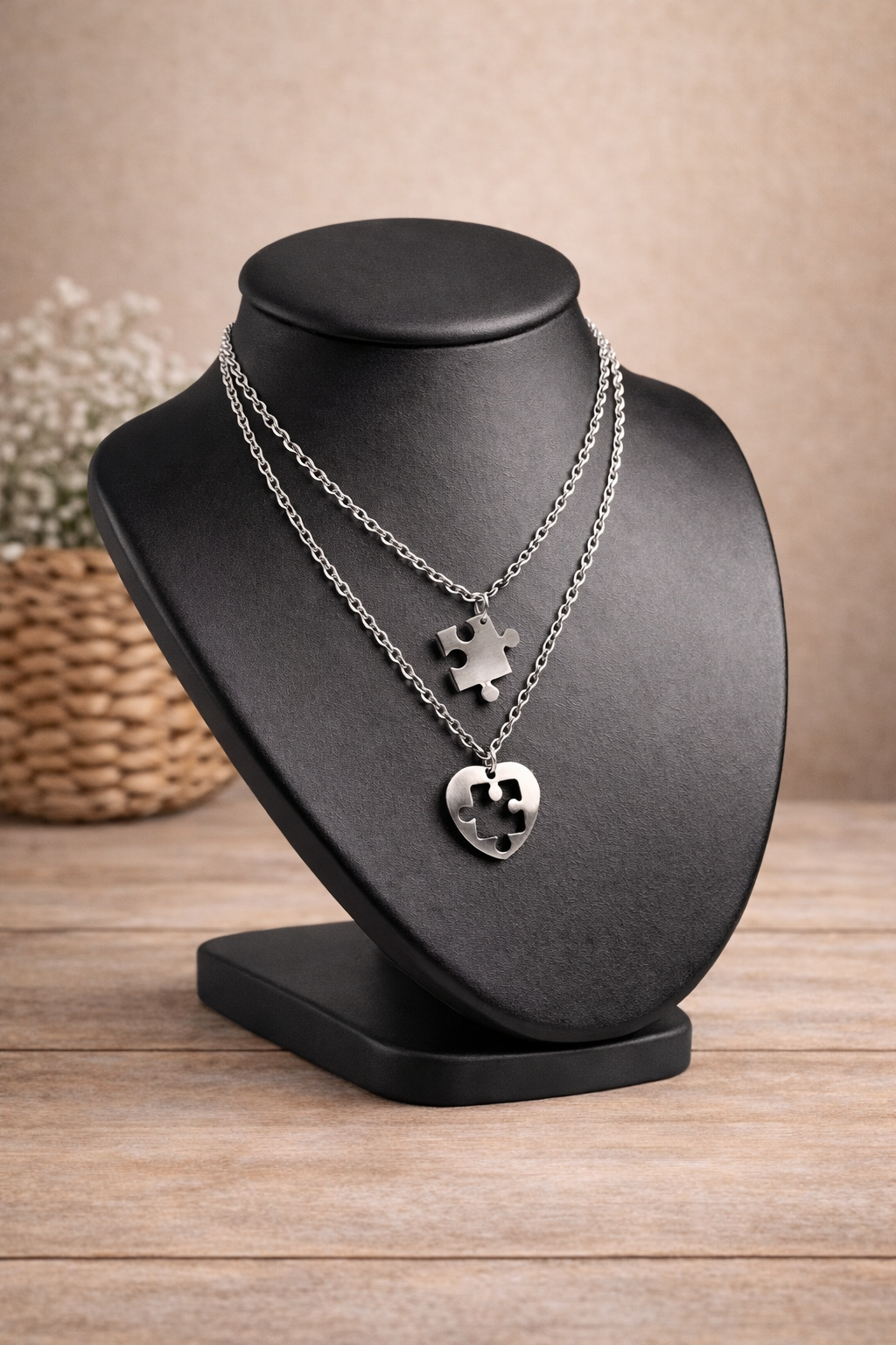 Collier duo argenté en acier inoxydable avec pendentifs puzzle en forme de cœur.