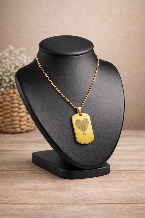 Collier doré en acier inoxydable avec pendentif plaque personnalisable.