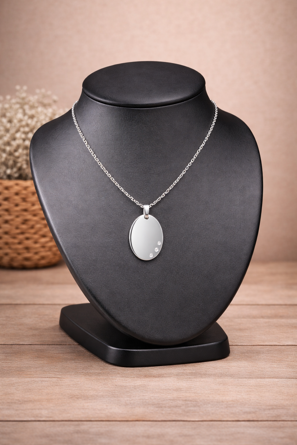 Collier en acier inoxydable, personnalisable avec gravure ou pendentif, design élégant et résistant