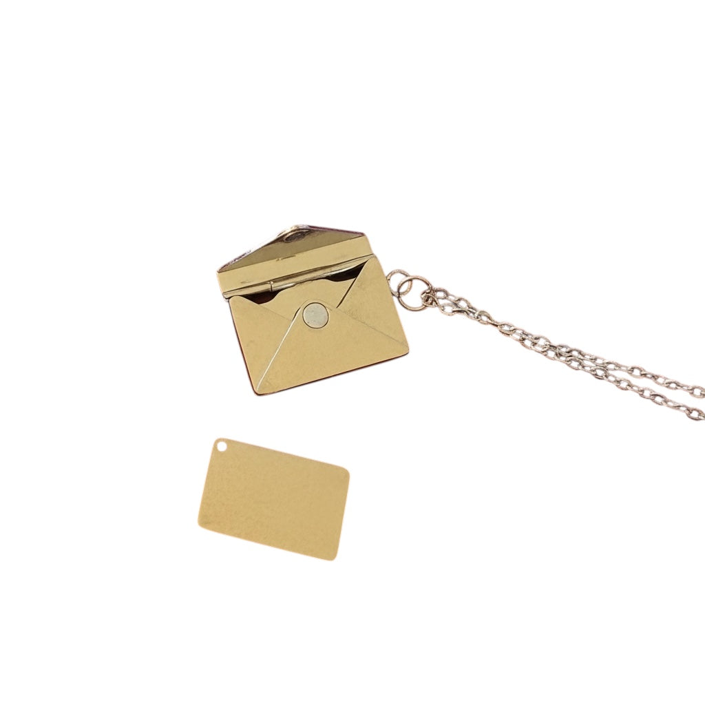 Collier en acier inoxydable avec pendentif en forme d’enveloppe, personnalisable pour un mot doux, un prénom, une date, une déclaration d’amour ou un message symbolique
