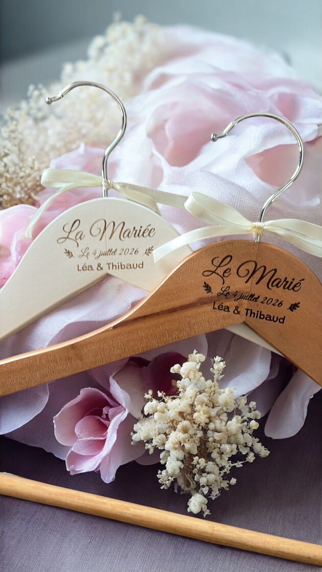 Duo de cintres en bois personnalisables pour mariage, modèle « Emotion » et « Mariage », idéal pour suspendre robes et costumes avec style.