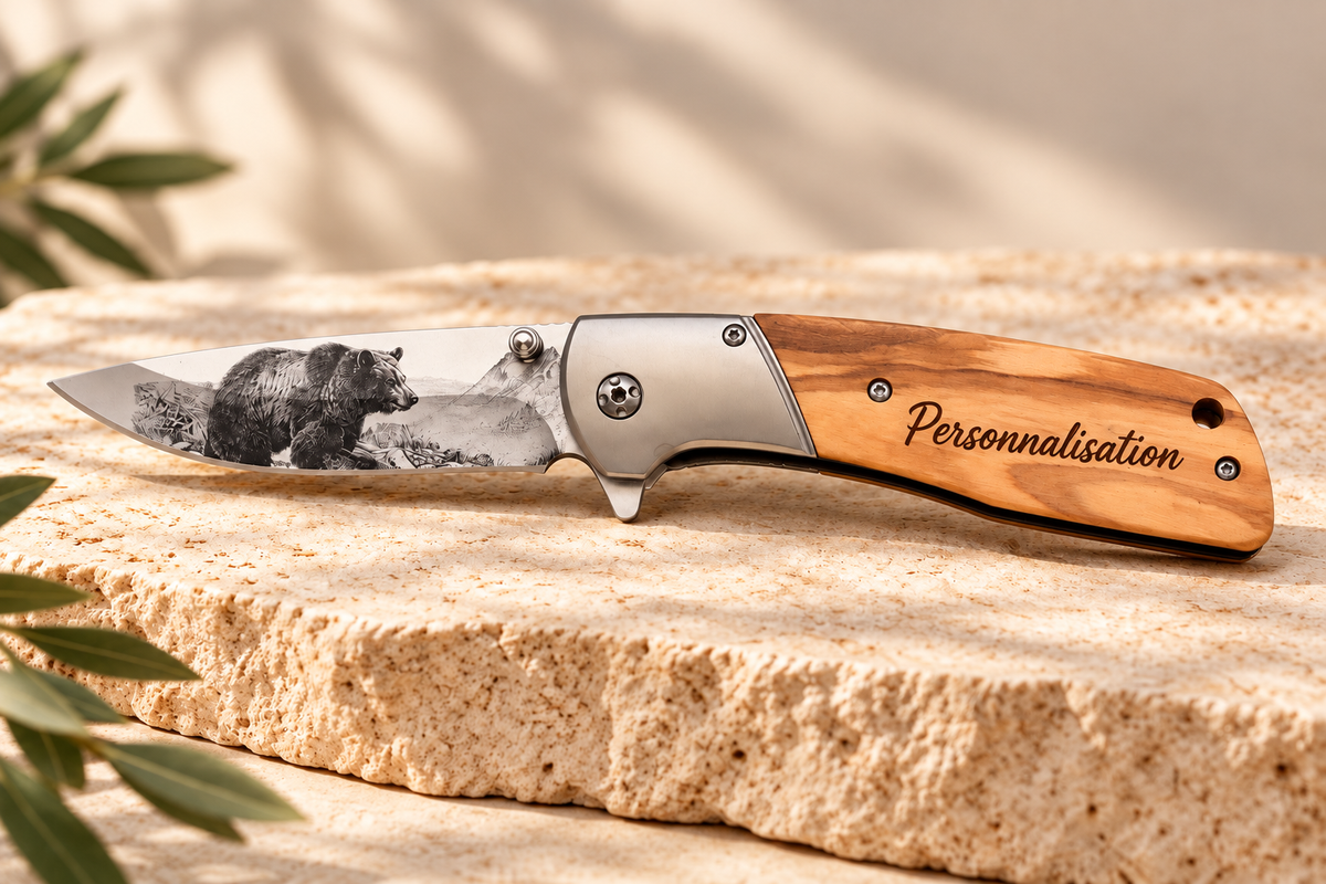 Couteau pliant gravé Ours-Manche en bois personnalisable