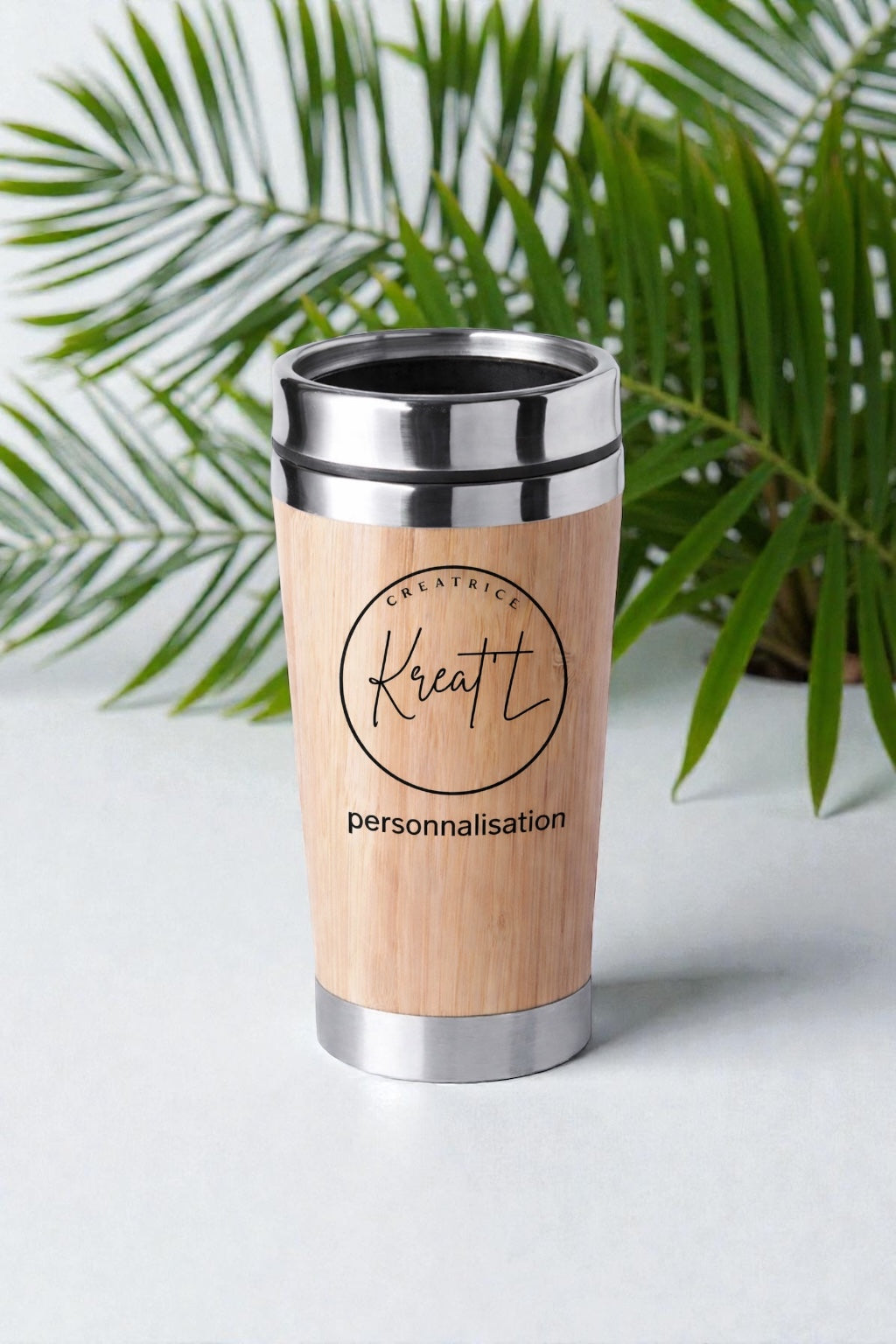 Gourde en bambou personnalisable, design écologique et pratique pour boissons froides
