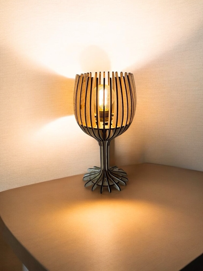 Lampe artisanale en bois de peuplier naturel, éclairage décoratif et chaleureux pour chambre ou salon.
