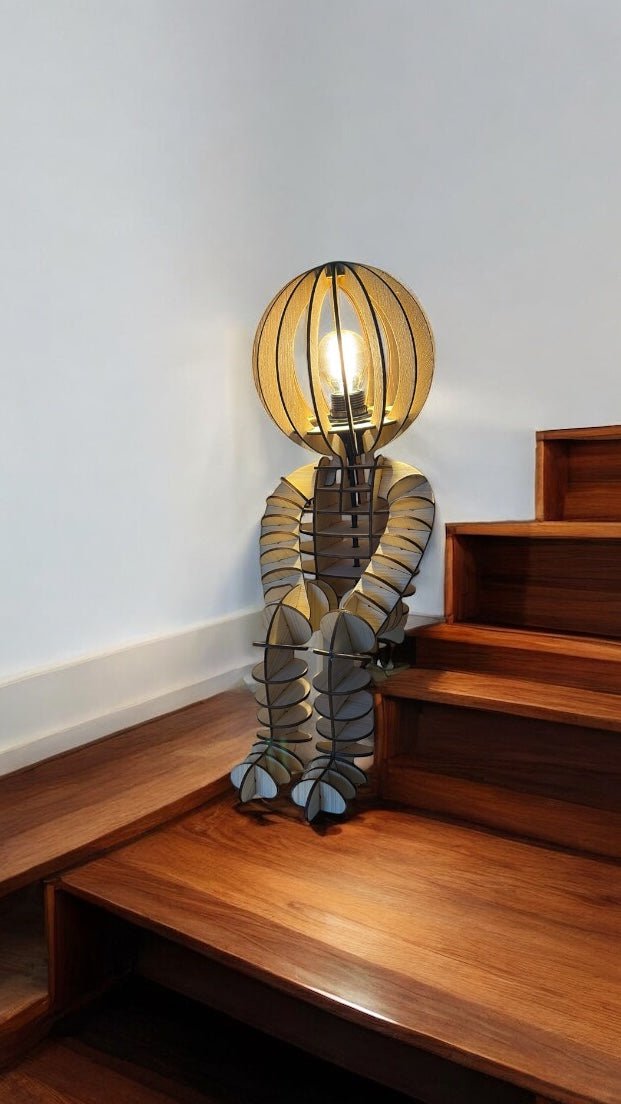 Lampe décorative bonhomme assis en bois de peuplier, idéale comme lampe de chevet ou objet déco.