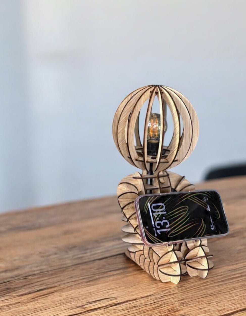 Lampe bonhomme en bois de peuplier avec support pour téléphone, accessoire pratique et décoratif.