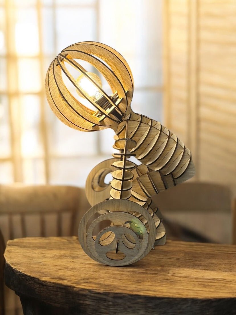 Lampe artisanale en bois fait main en forme de bonhomme tenant un haltère, décoration originale et unique.