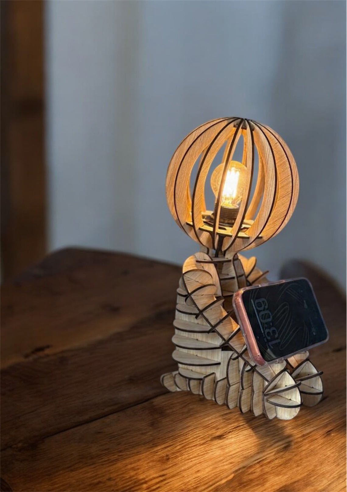 Lampe décorative en bois de peuplier naturel en forme de bonhomme, gardien de portable et objet déco unique.