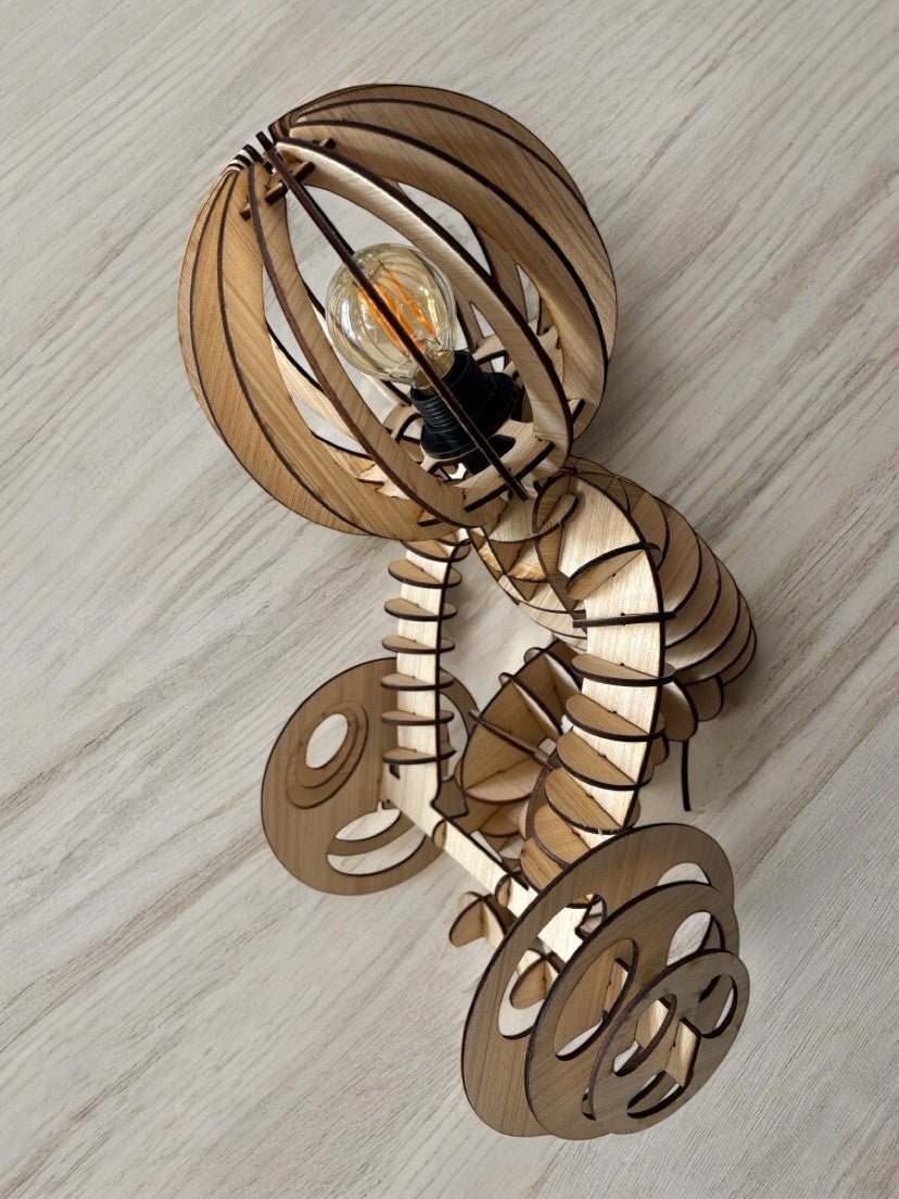 Lampe artisanale en bois représentant un bonhomme avec haltère, accessoire décoratif et pratique pour table de chevet ou bureau.