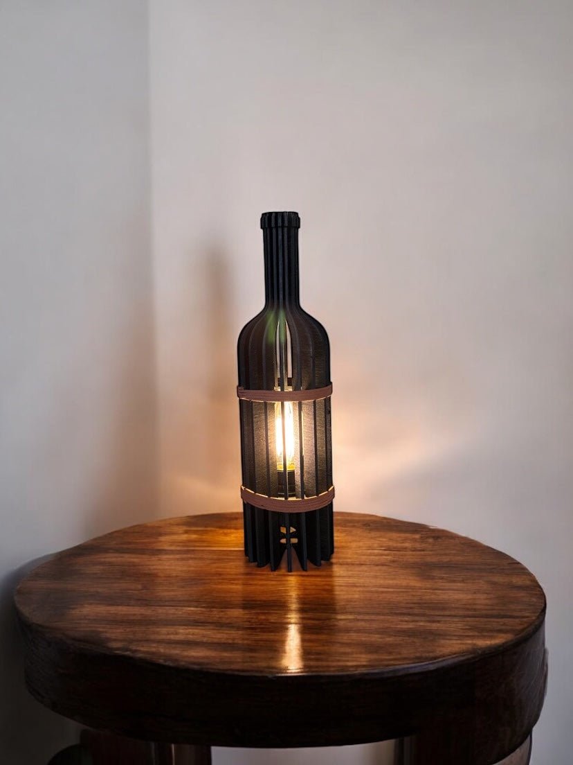 Lampe en bois de peuplier, design en forme de bouteille, accessoire décoratif unique et fonctionnel pour éclairage intérieur.