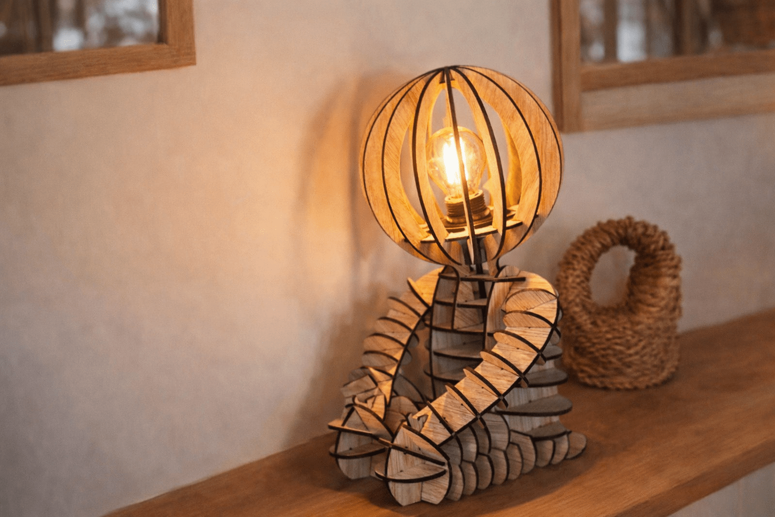 Lampe de chevet en bois de peuplier en forme de bonhomme, gardien de portable et décoration originale.