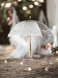Ombrelle de mariage en dentelle personnalisable, accessoire élégant et raffiné pour cérémonie et photos de mariage.