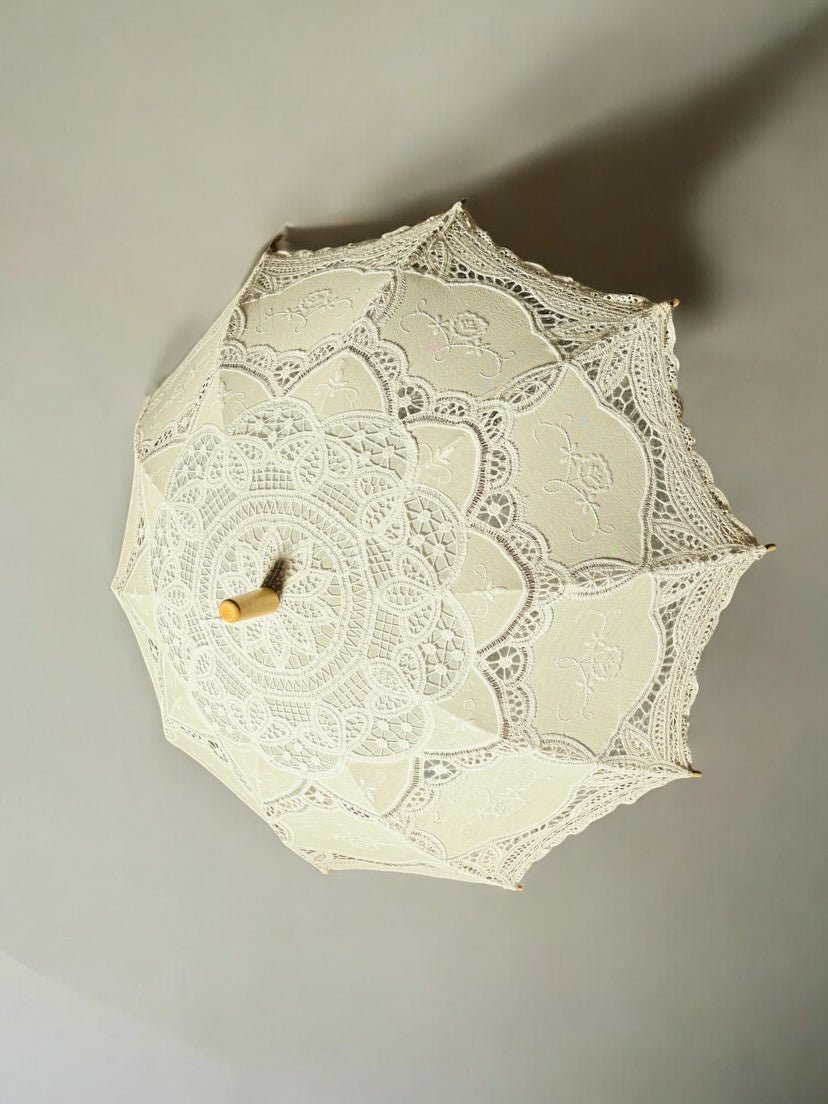 Ombrelle de mariage en dentelle, personnalisable avec prénom ou date, style élégant et romantique pour mariée et cortège.