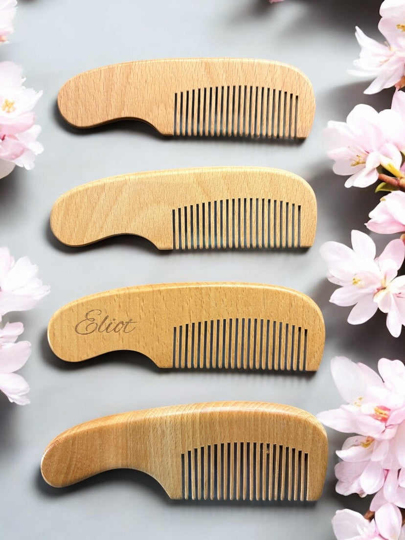 Peigne pour bébé en bois personnalisable, poils doux et arrondis, accessoire sûr et pratique pour le soin quotidien des cheveux de bébé.