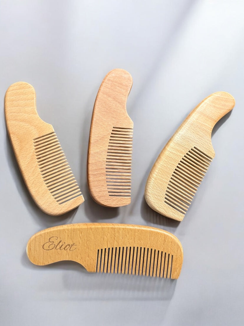 Peigne bébé en bois naturel, personnalisable avec prénom, parfait comme cadeau naissance ou baptême élégant et pratique.