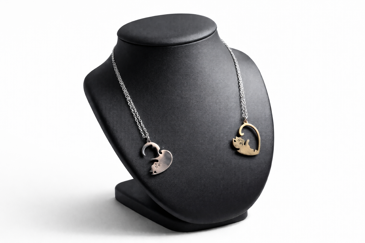 Pendentif en forme de cœur avec motif chat, finition argenté,personnalisable avec une initiale