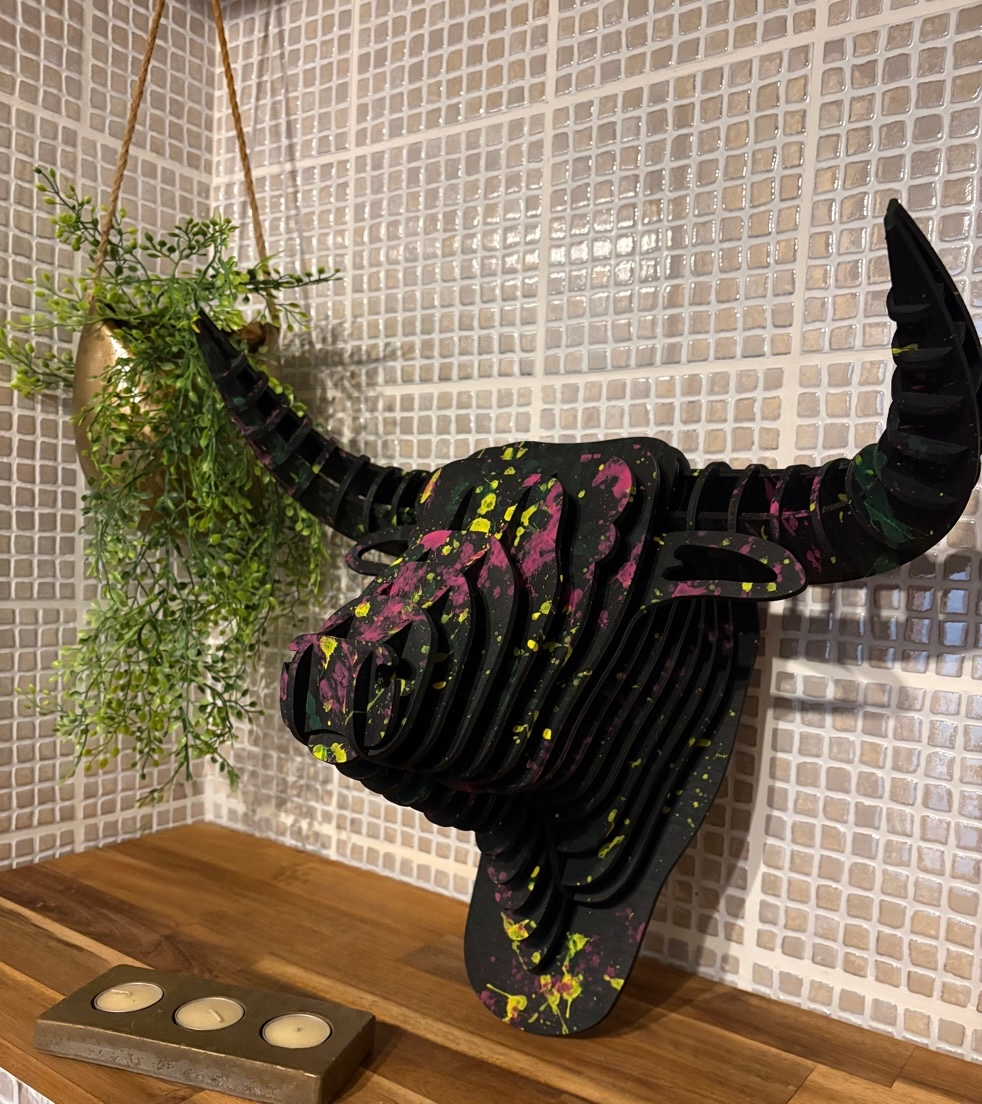 Sculpture murale 3D représentant un taureau stylisé avec cornes courbées et motif éclaboussé 
