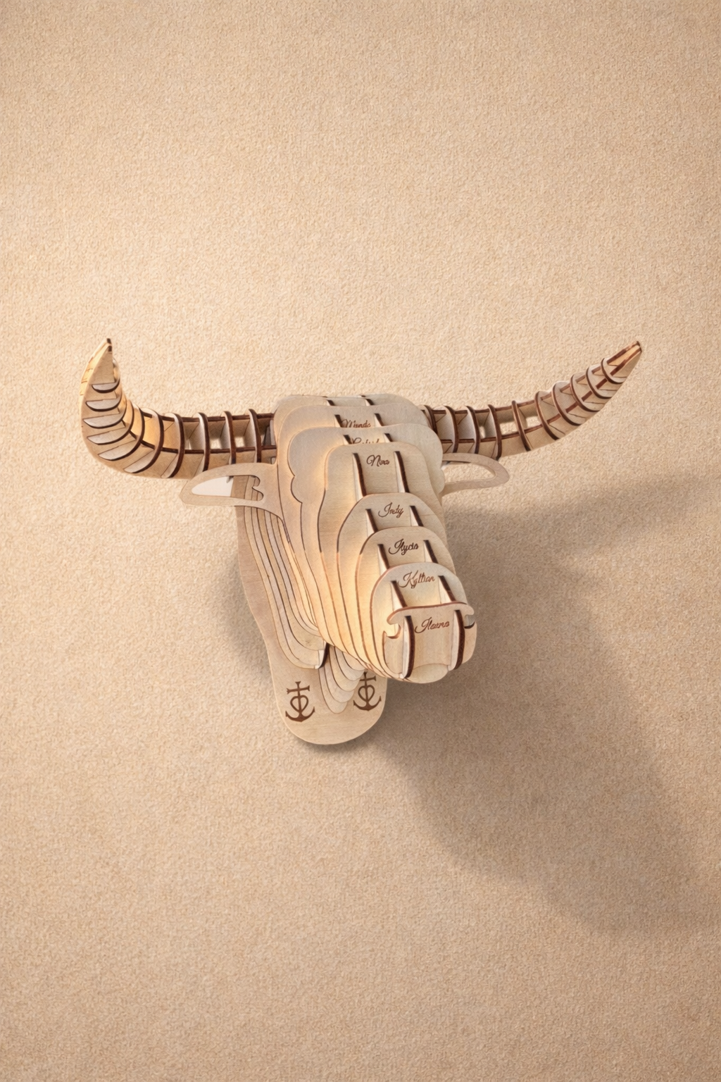 Tête de taureau en bois de peuplier personnalisable, décoration murale originale et élégante pour salon ou chambre.