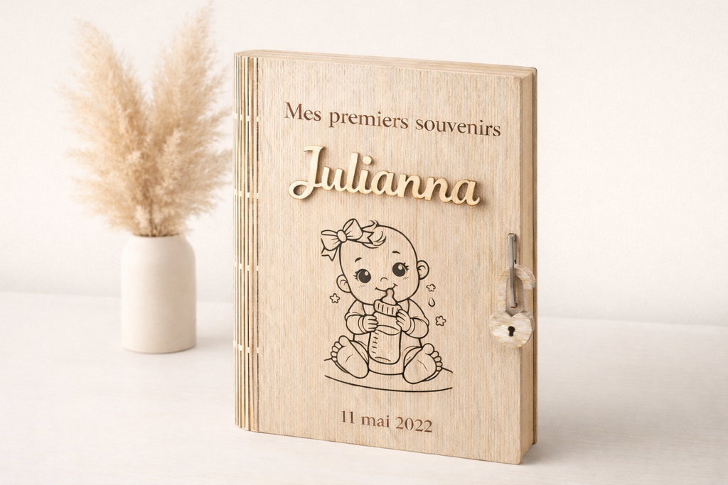 Boîte souvenir bébé personnalisée avec prénom en relief et informations de naissance