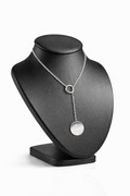 Collier en acier inoxydable argenté avec pendentif rond personnalisable, élégant et résistant à l’eau.