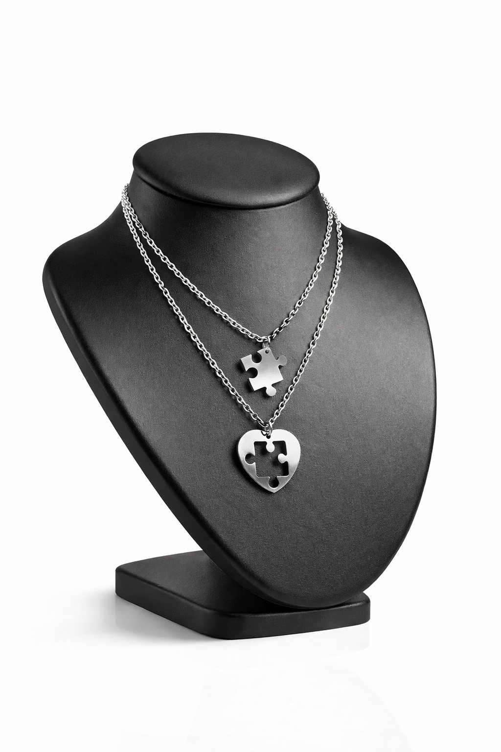 Collier duo cœur puzzle argenté composé de deux pendentifs séparables, symbolisant l’amour, l’amitié ou la complicité, en acier inoxydable résistant à l’eau.