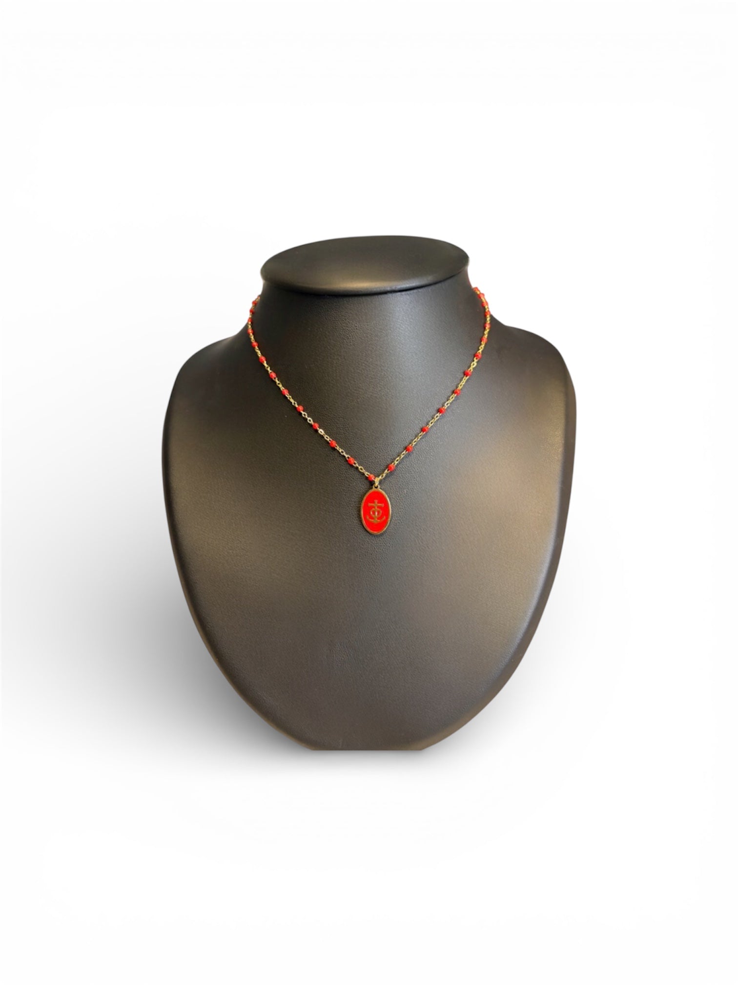 Collier Croix de Camargue en acier inoxydable, rouge vif pour un look audacieux et moderne