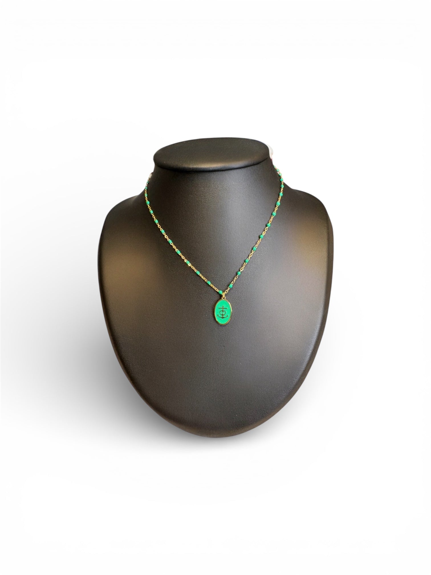 Collier Croix de Camargue en acier inoxydable, vert raffiné pour un style naturel et chic