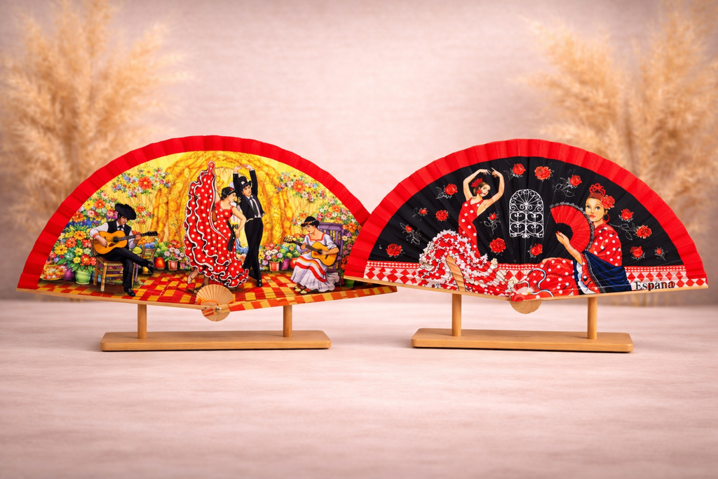 Deux éventails décoratifs inspirés du flamenco posés sur support en bois