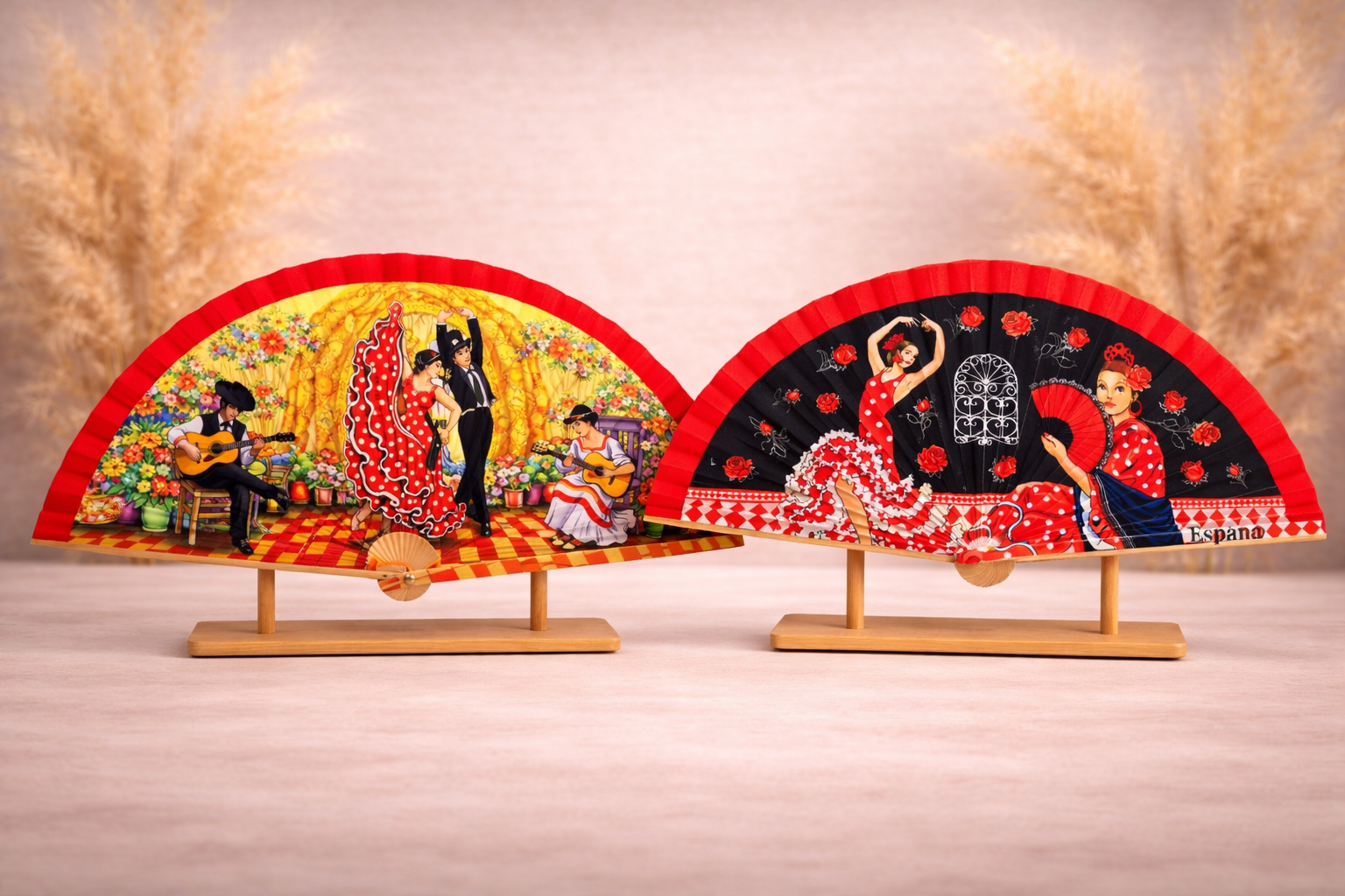 Deux éventails décoratifs inspirés du flamenco posés sur support en bois