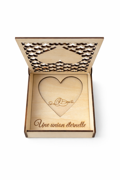 Écrin à alliances en bois gravé pour mariage avec design romantique