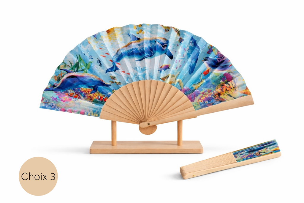 Inspirés par la beauté des océans, ces éventails décorés de dauphins sont à la fois pratiques et décoratifs. Personnalisez-les pour en faire un cadeau unique ou un accessoire qui vous ressemble.