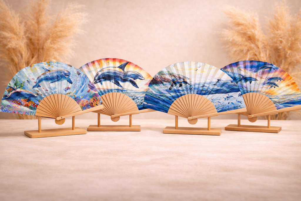 Laissez-vous emporter par la magie de l’océan avec ces éventails aux motifs de dauphins. À la fois pratiques et artistiques, ils apportent fraîcheur et style en toute occasion. Personnalisables, ils deviennent un accessoire unique à votre image.