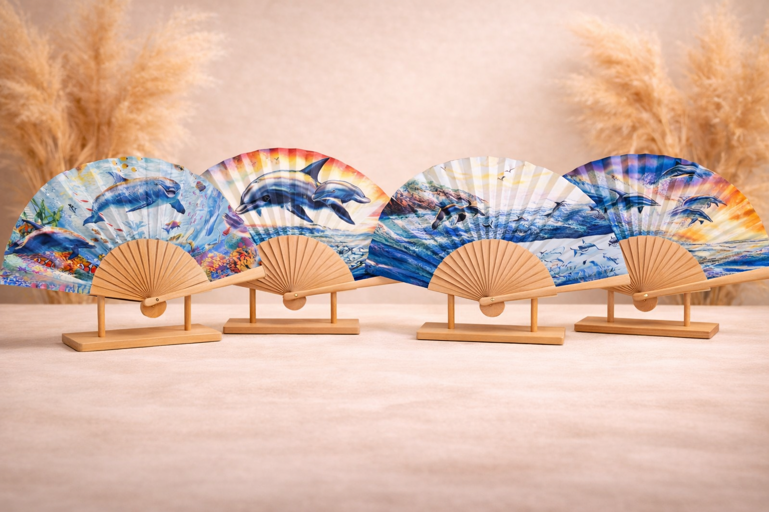 Laissez-vous emporter par la magie de l’océan avec ces éventails aux motifs de dauphins. À la fois pratiques et artistiques, ils apportent fraîcheur et style en toute occasion. Personnalisables, ils deviennent un accessoire unique à votre image.