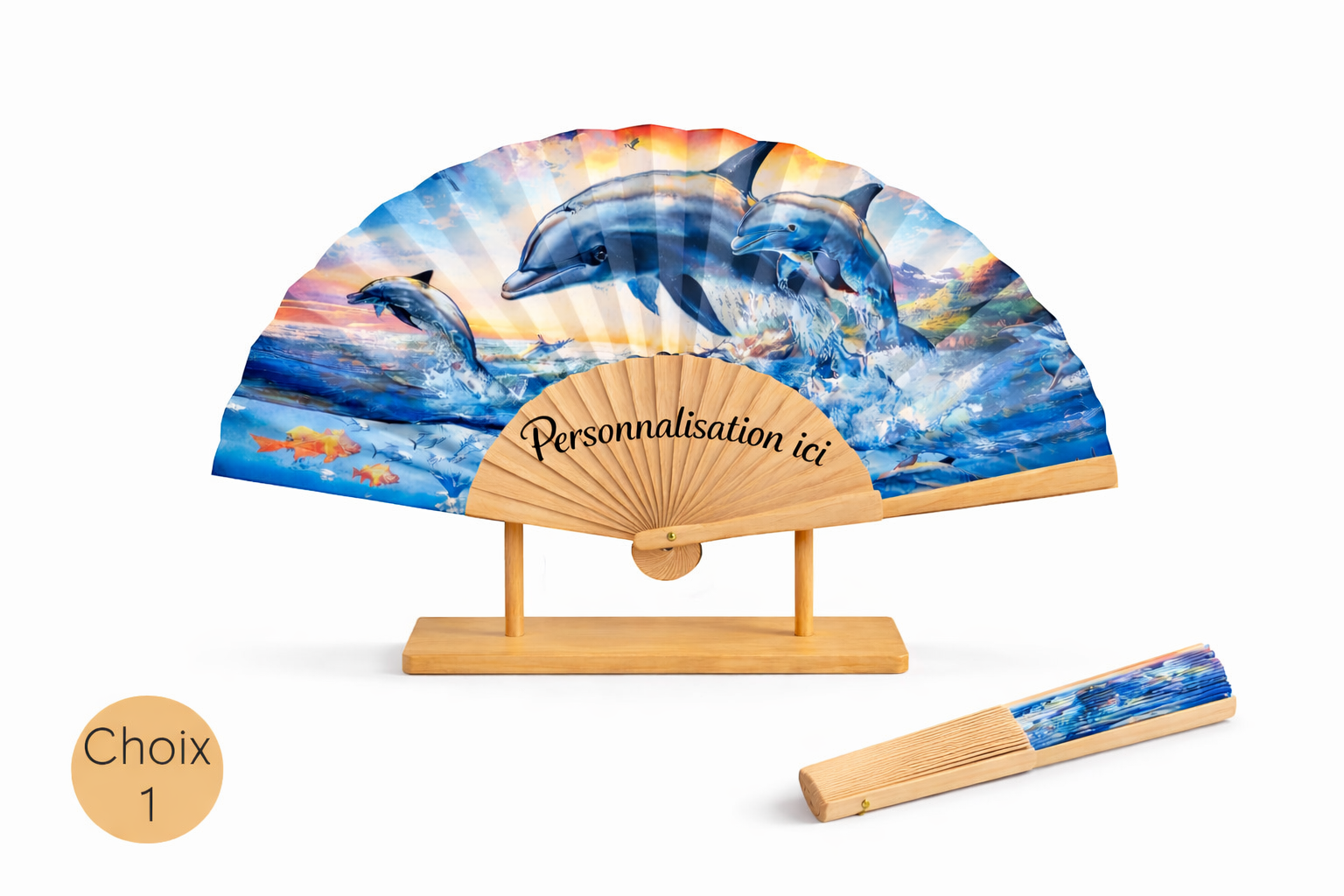 Entre élégance et évasion, ces éventails illustrés de dauphins subliment chaque geste. Léger, raffiné et personnalisable, c’est l’accessoire parfait pour affronter la chaleur avec style.